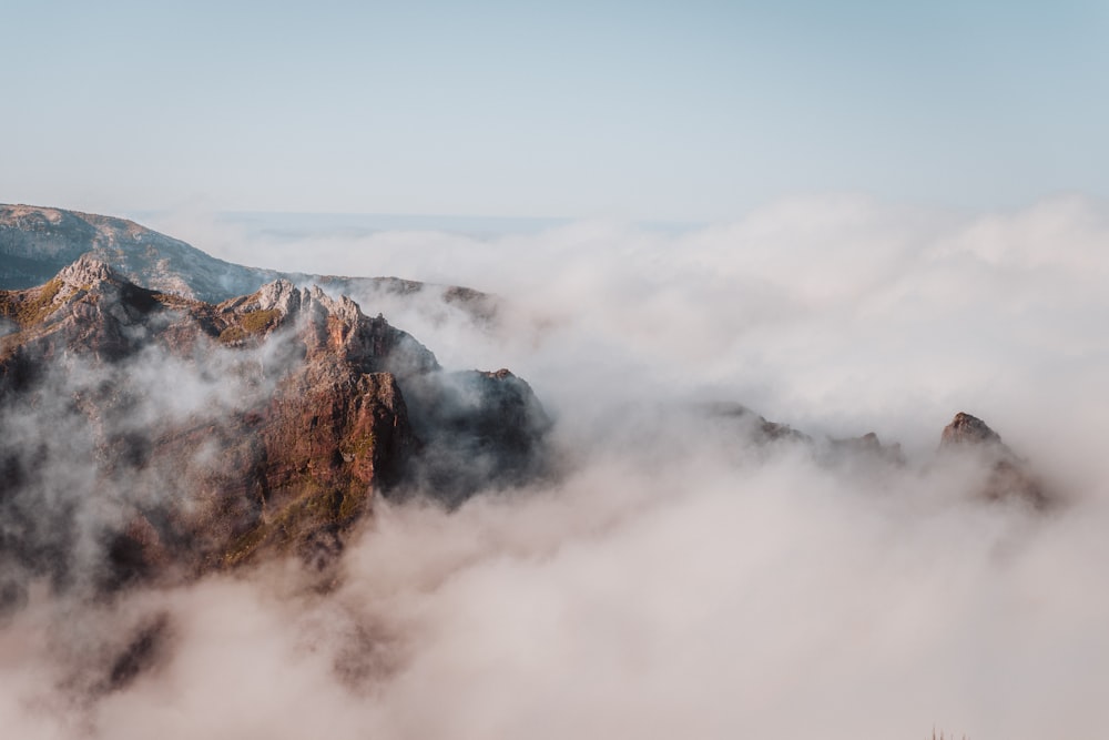 Berg mit Wolken während des Tages