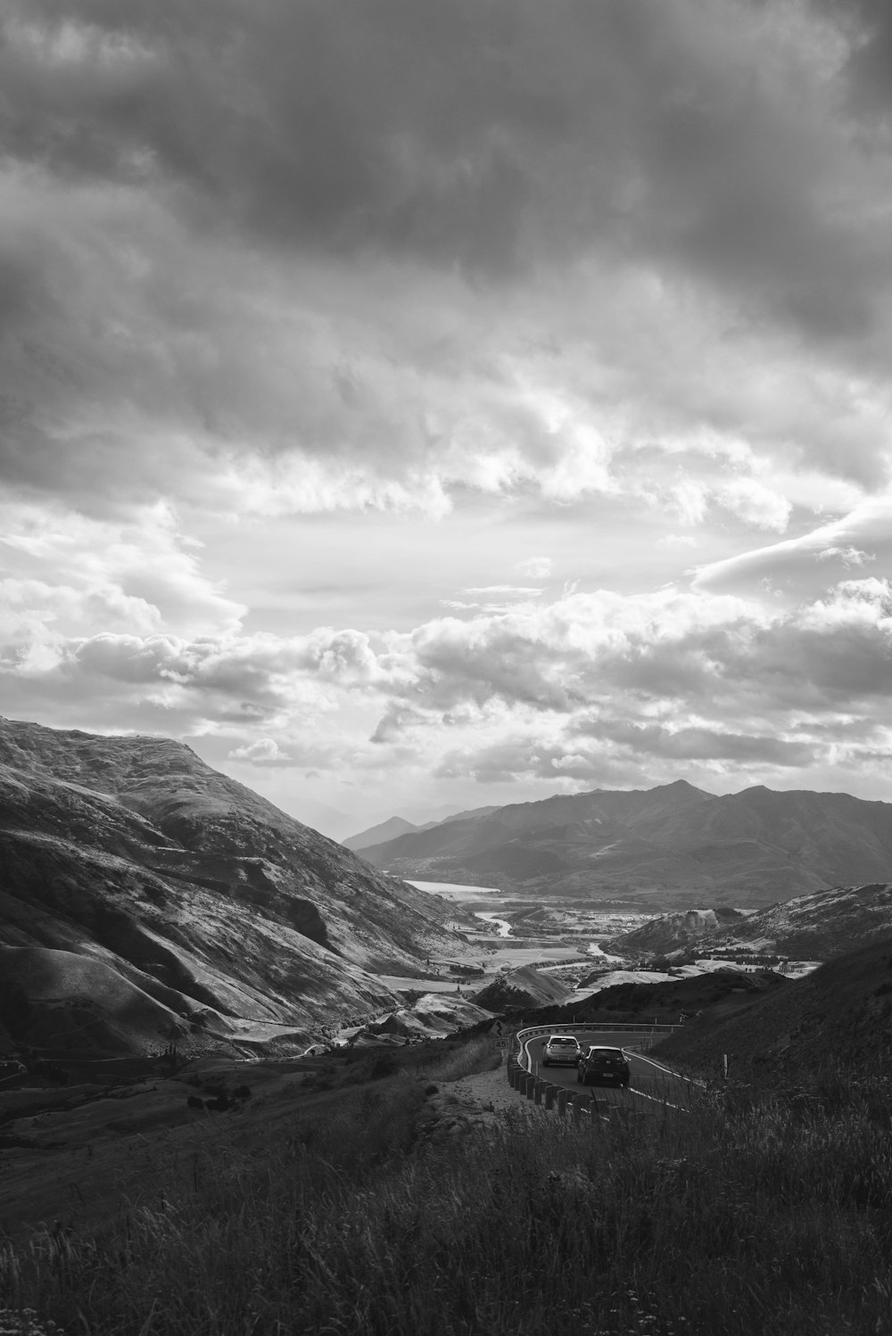 montagna durante il tempo nebbioso