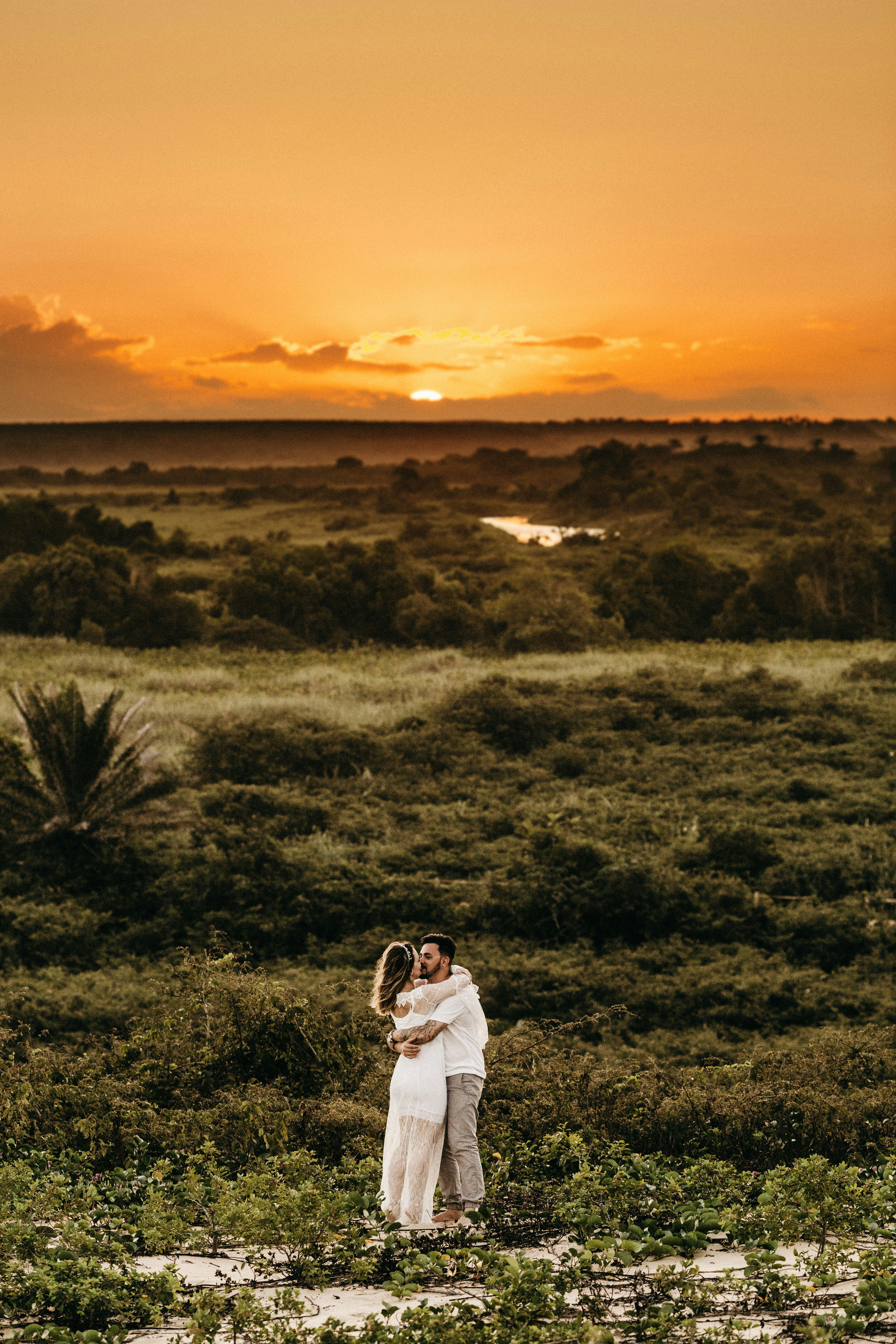 great photo recipe,how to photograph man and woman hugging outdoors