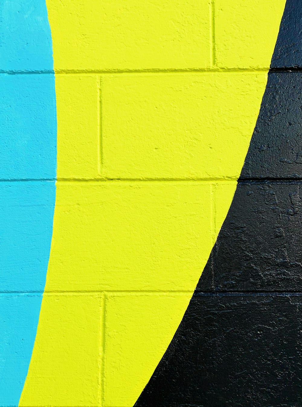 blaugrün, gelb und schwarz gestrichene Wand
