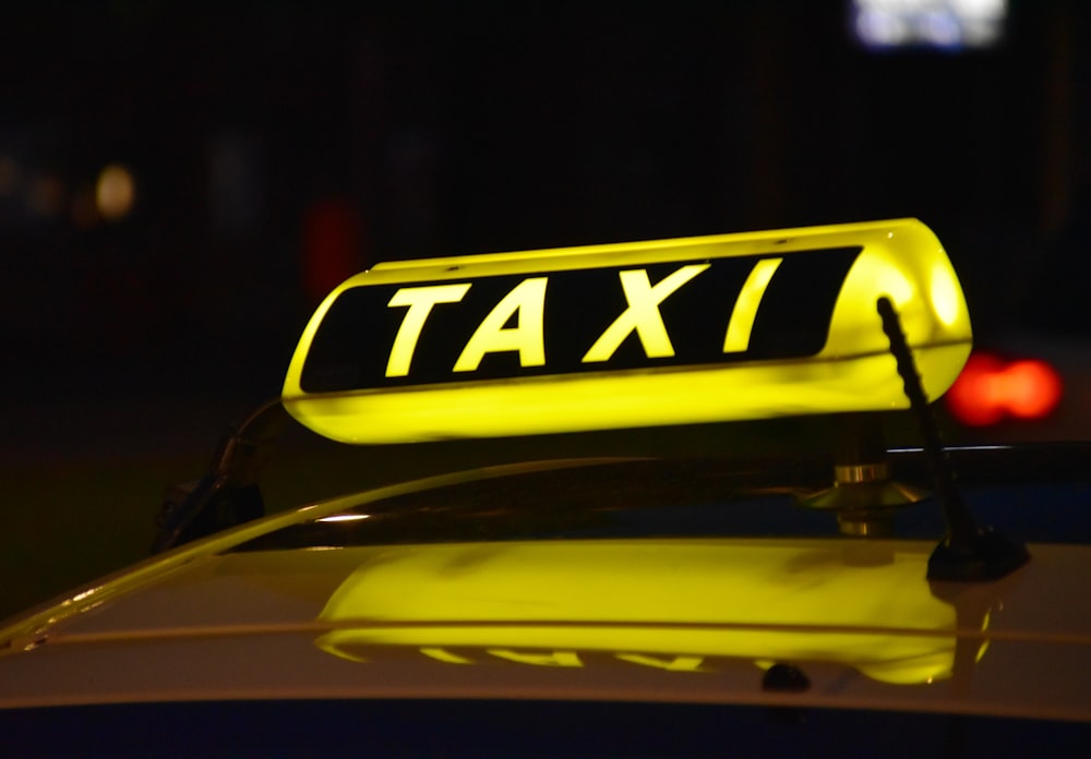 gelbes Taxi-Leuchtschild