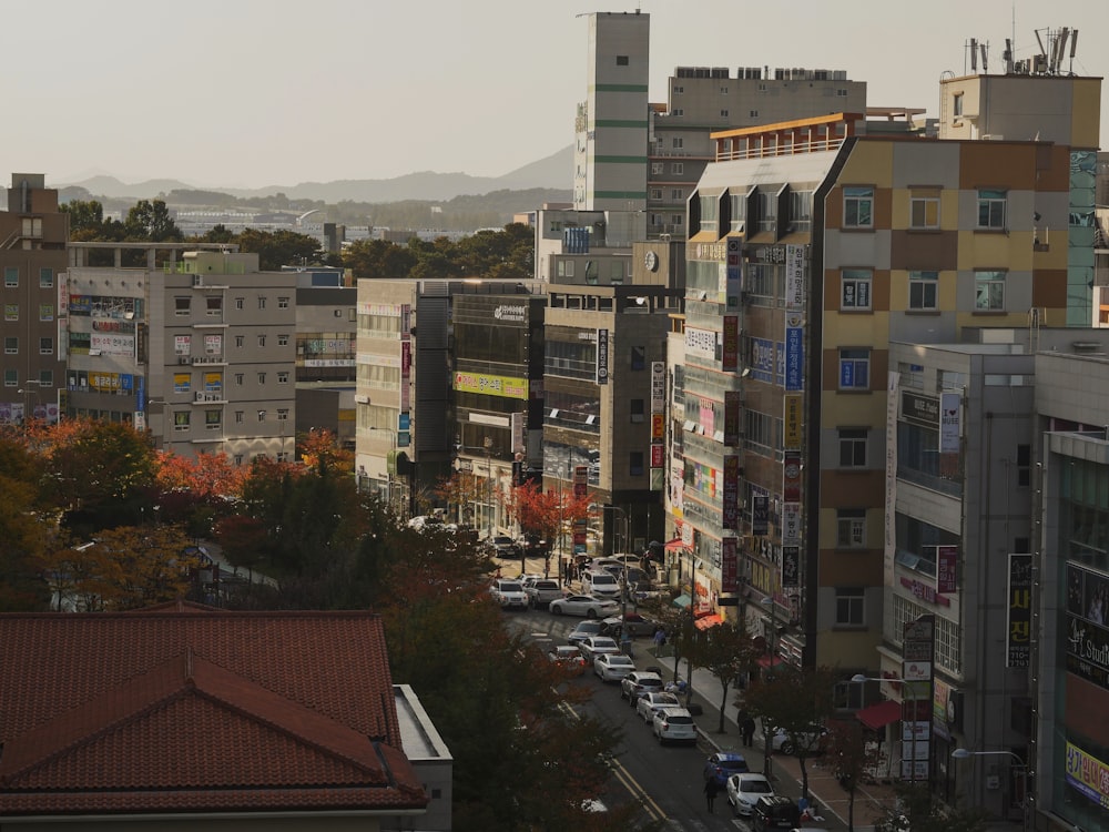 建物と建物の間の道路を走る車両