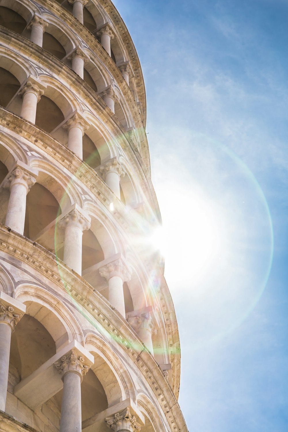 the sun shines brightly on the side of a building