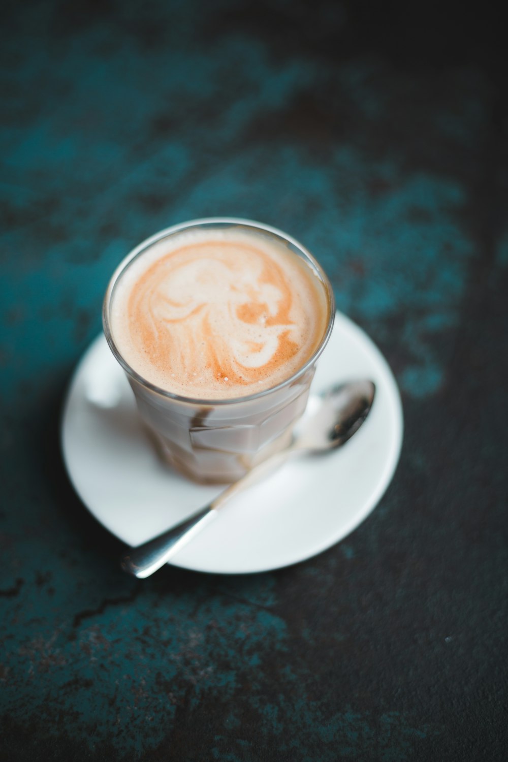 tazza piena di piattino e cucchiaino