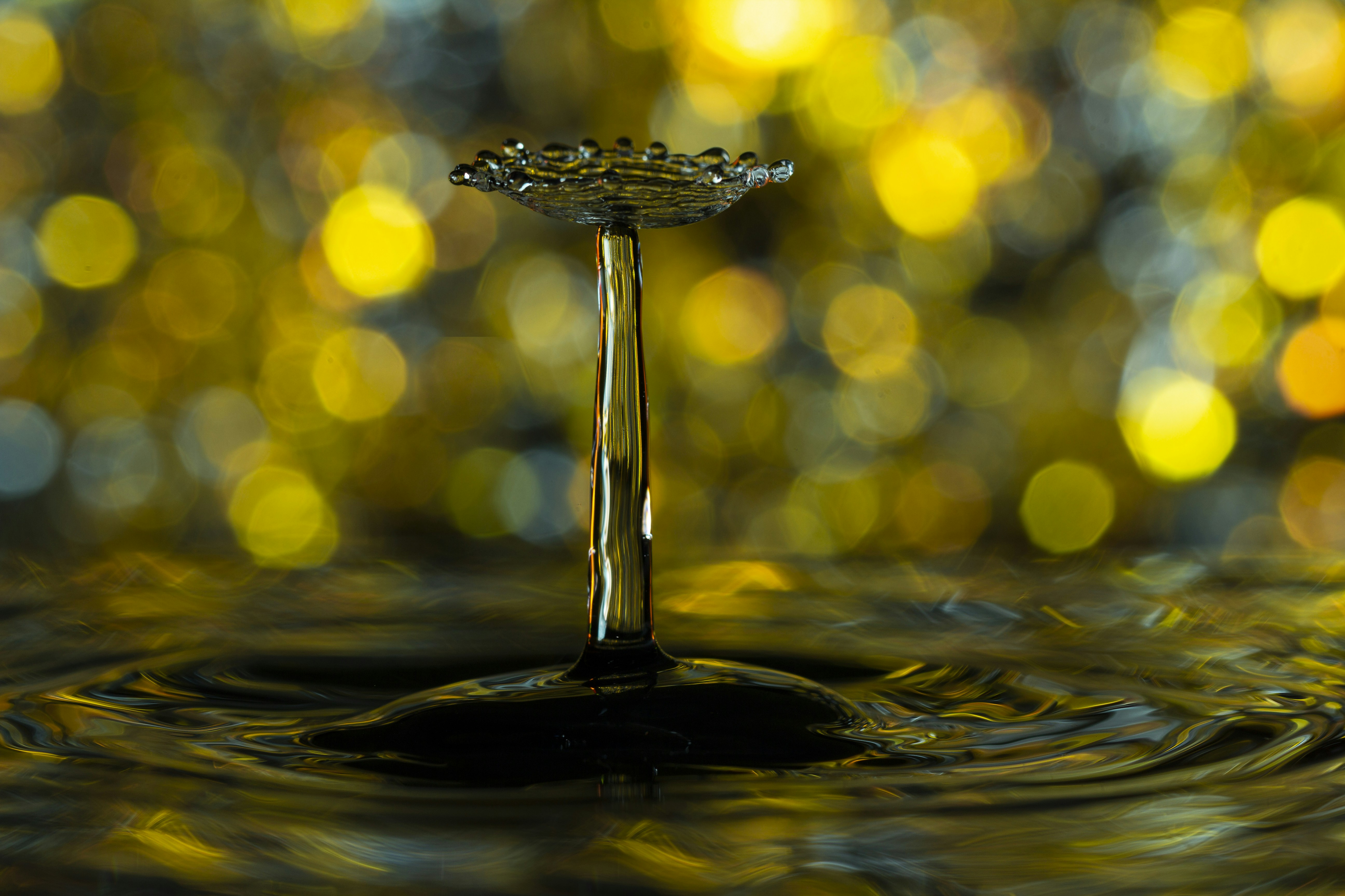 Golden liquid drop, ilustrasi artikel Honey for Acne: Unlocking Nature's Antibacterial Secret to Clearer Skin 5