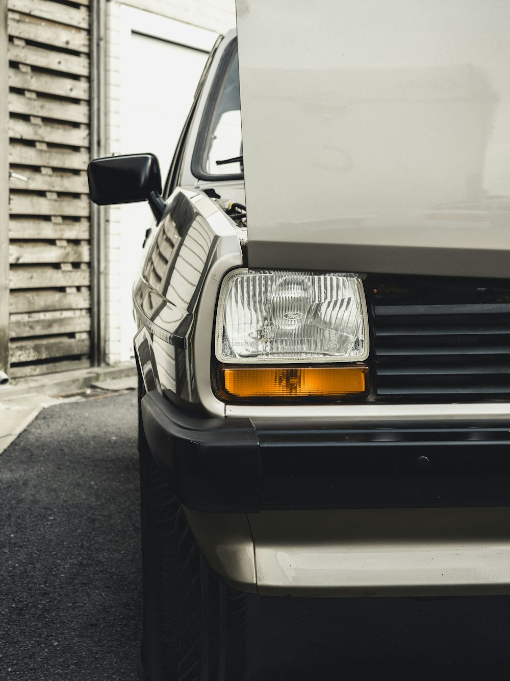 close-up photo of gray vehicle