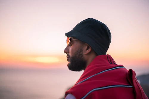Bucket hat com óculos ao pôr do sol