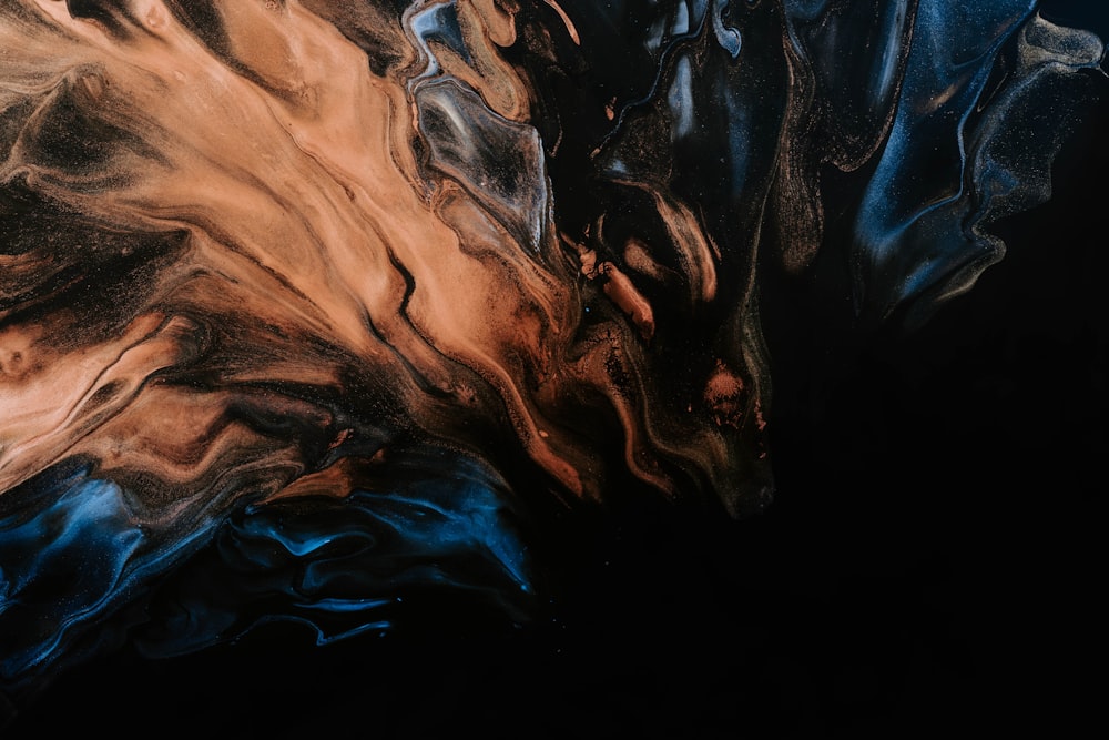 um close up de uma pintura abstrata preta e marrom
