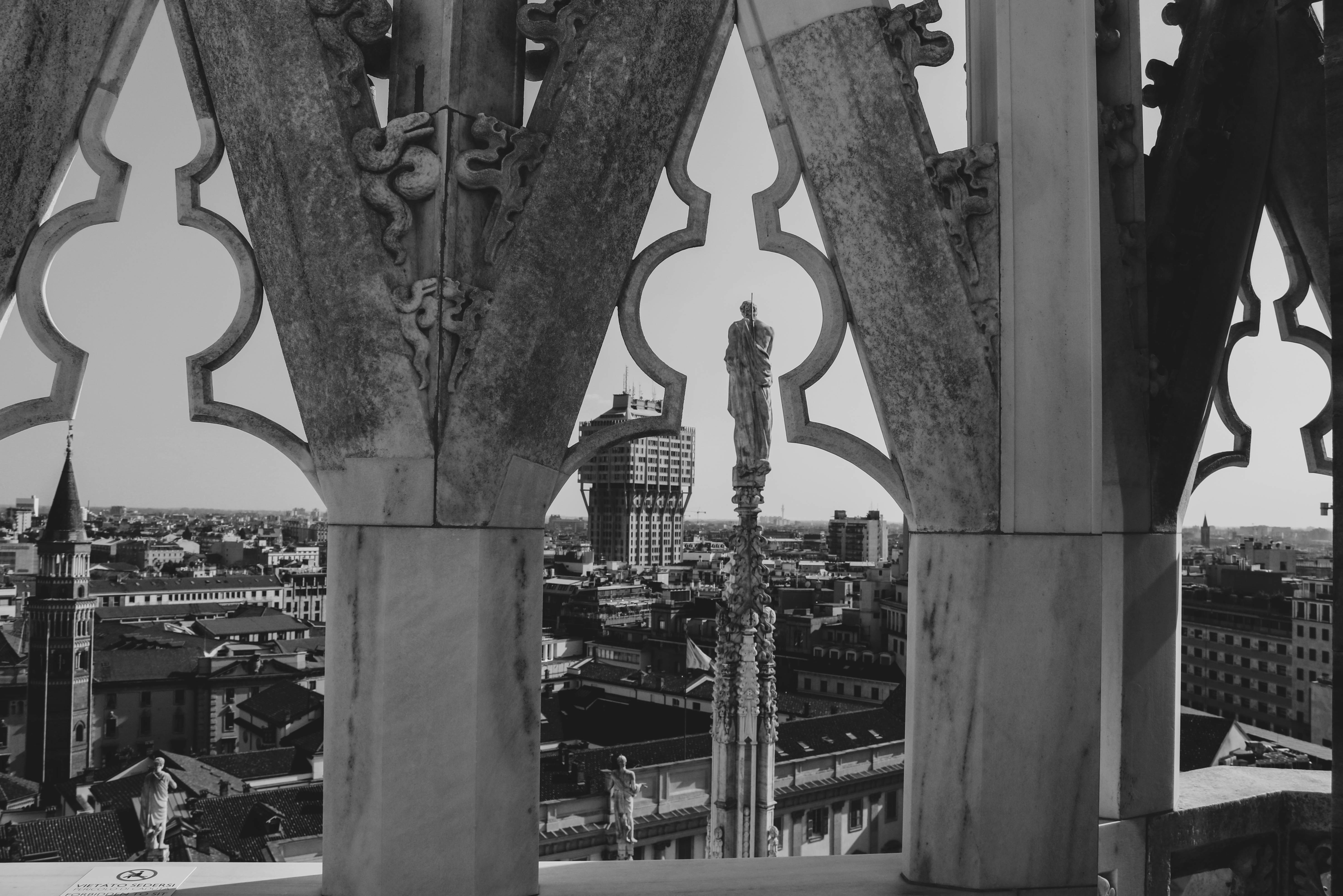 灰色のコンクリート構造