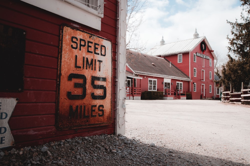 speed limit 35 miles sign