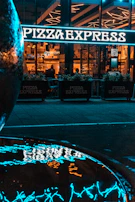 Exterior shot of Arte Bianca pizzeria in Tisselt during golden hour.