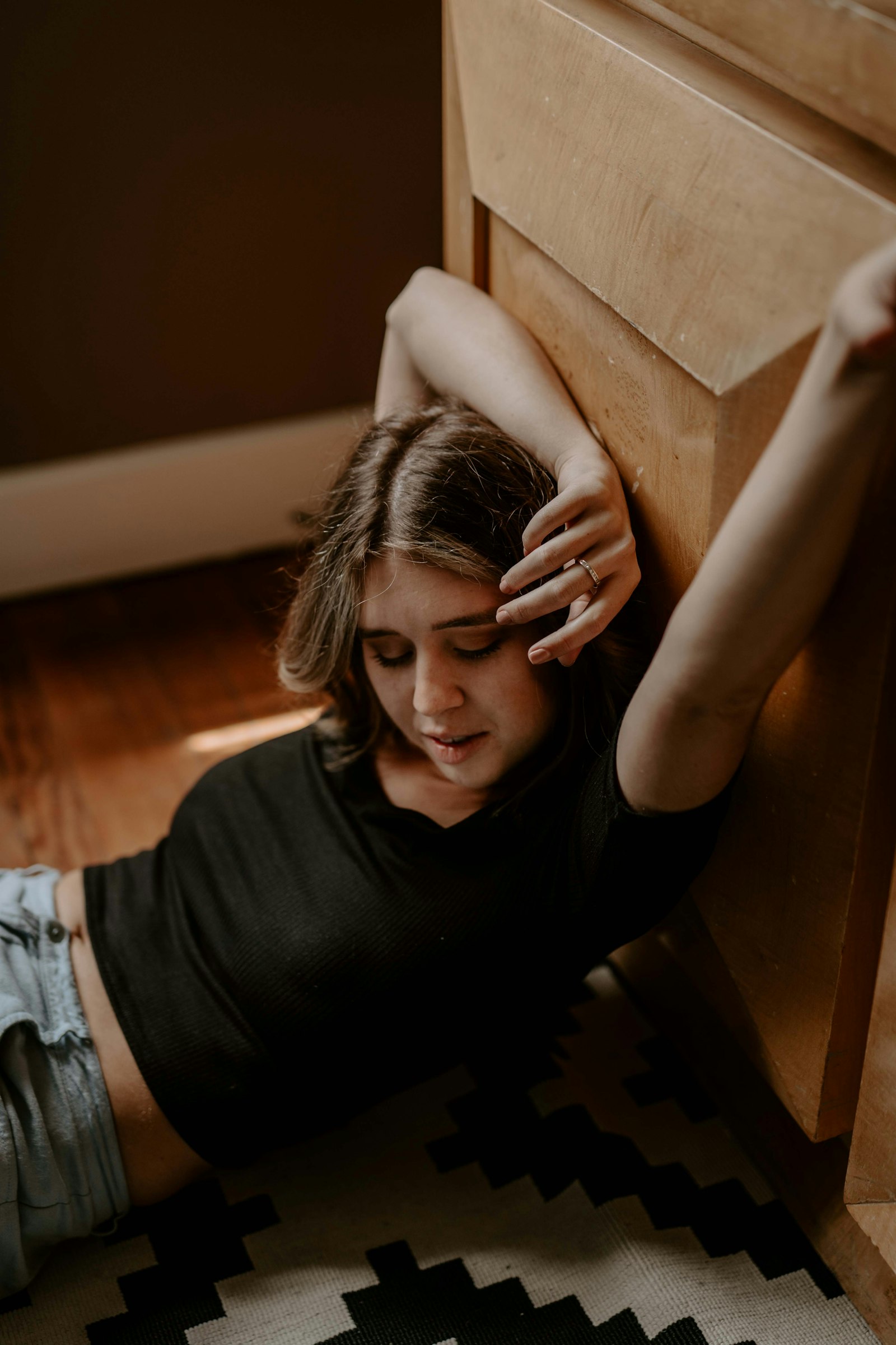 Sony a7 III + Sigma 50mm F1.4 DG HSM Art sample photo. Woman leaning on cabinet photography
