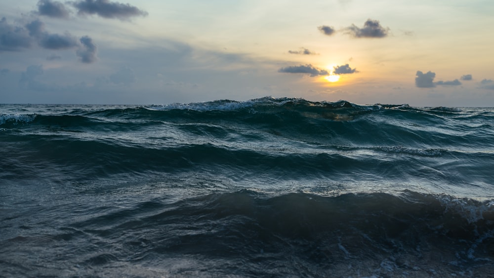 sea wave during daytime close-up photography