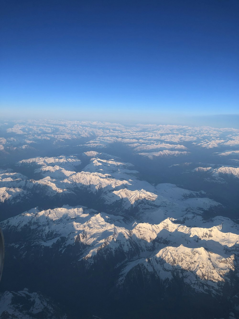 montagne couverte de neige pendant la photographie de vue de dessus de jour