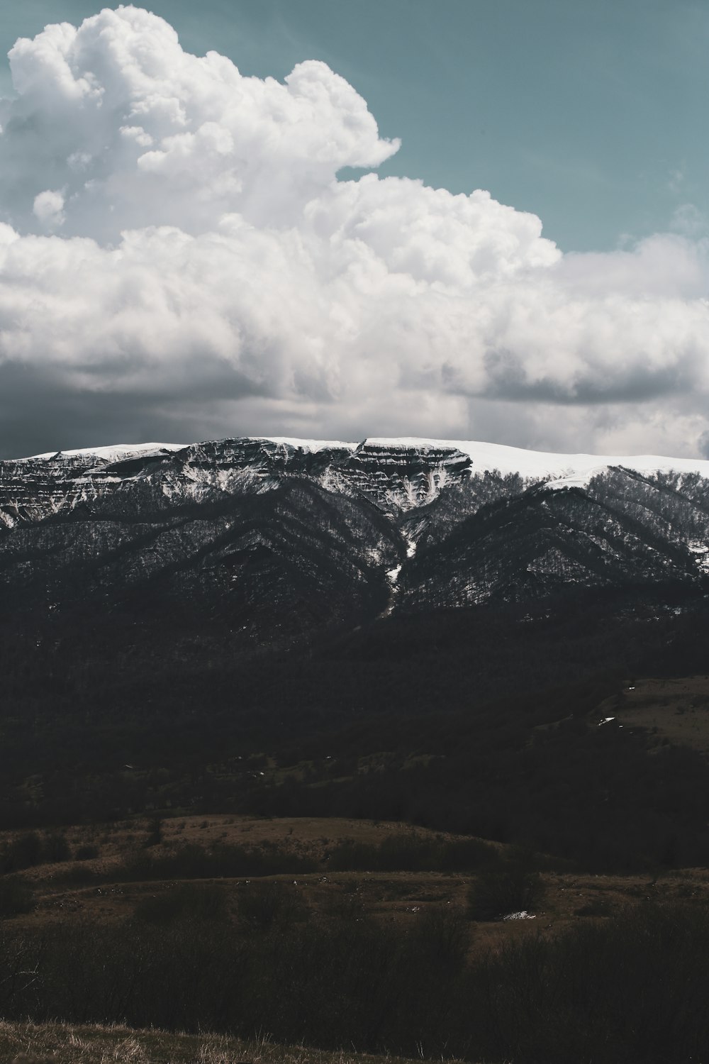 vallée sous ciel nuageux