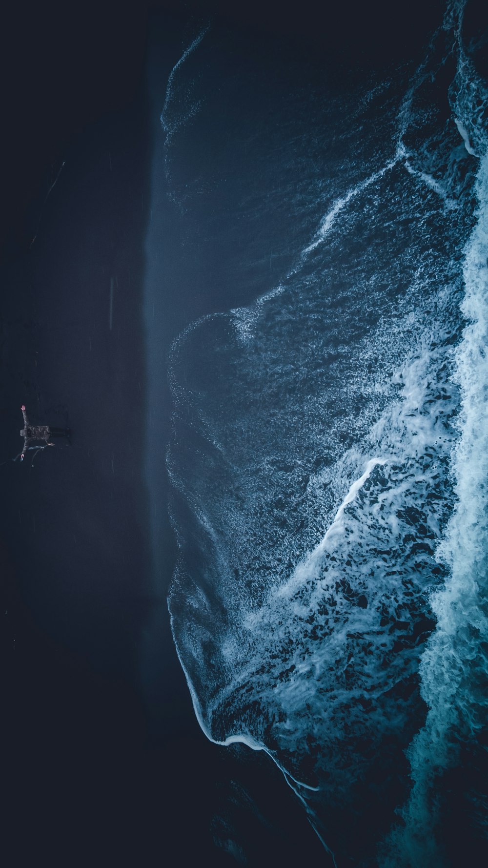 onde dell'acqua di mare durante la notte