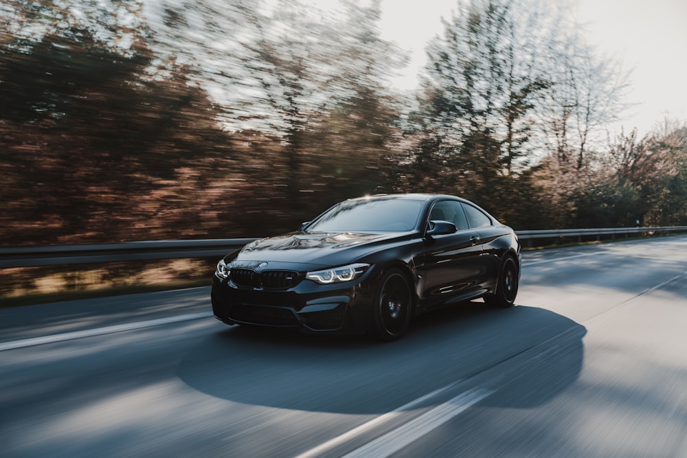 Coupé negro en la carretera