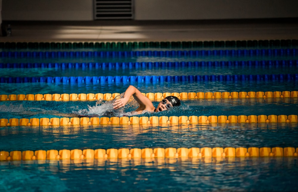 personne plongeant dans la piscine