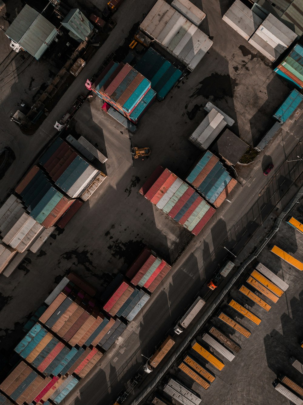 Vista a volo d'uccello del lotto di container intermodali