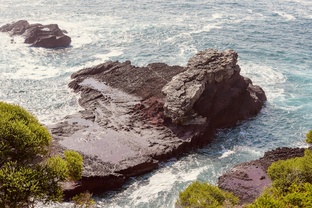 Formación rocosa cerca del cuerpo de agua durante el día
