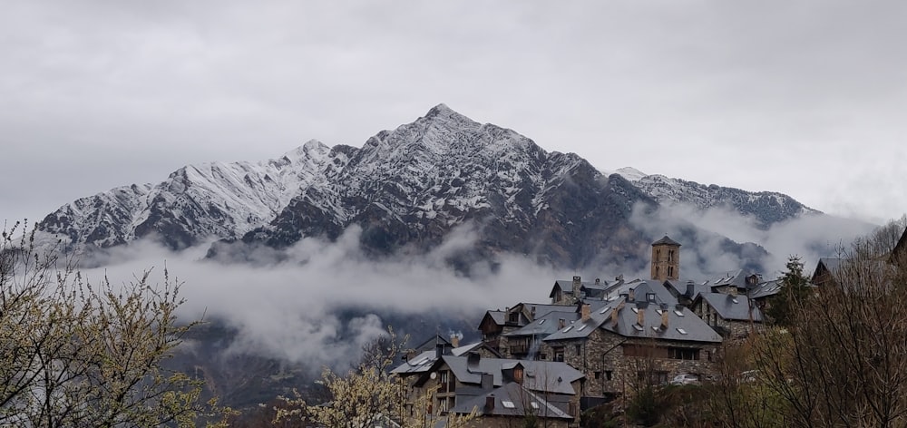 Casas de madeira marrom e cinza perto da vista da montanha