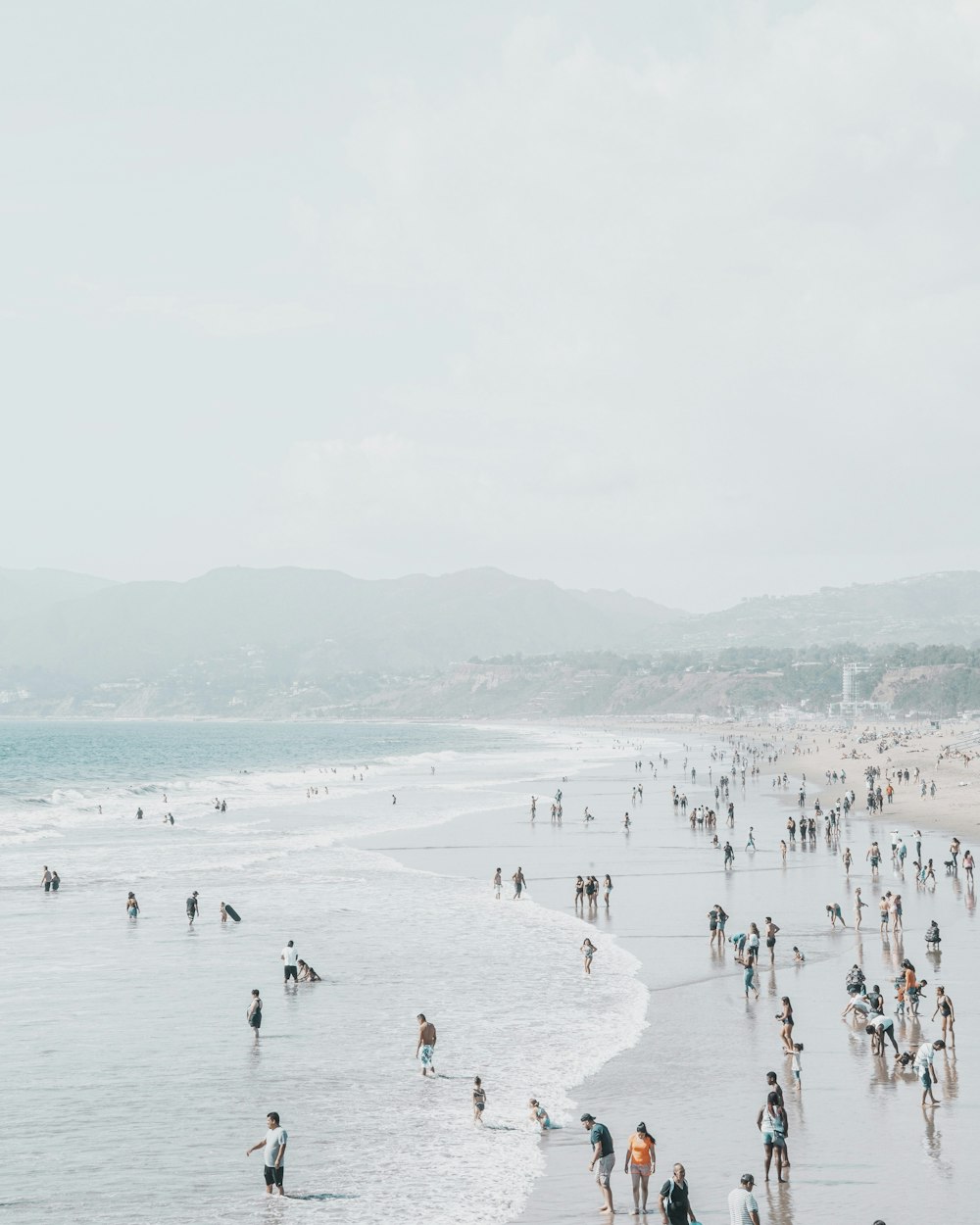 pessoas à beira-mar