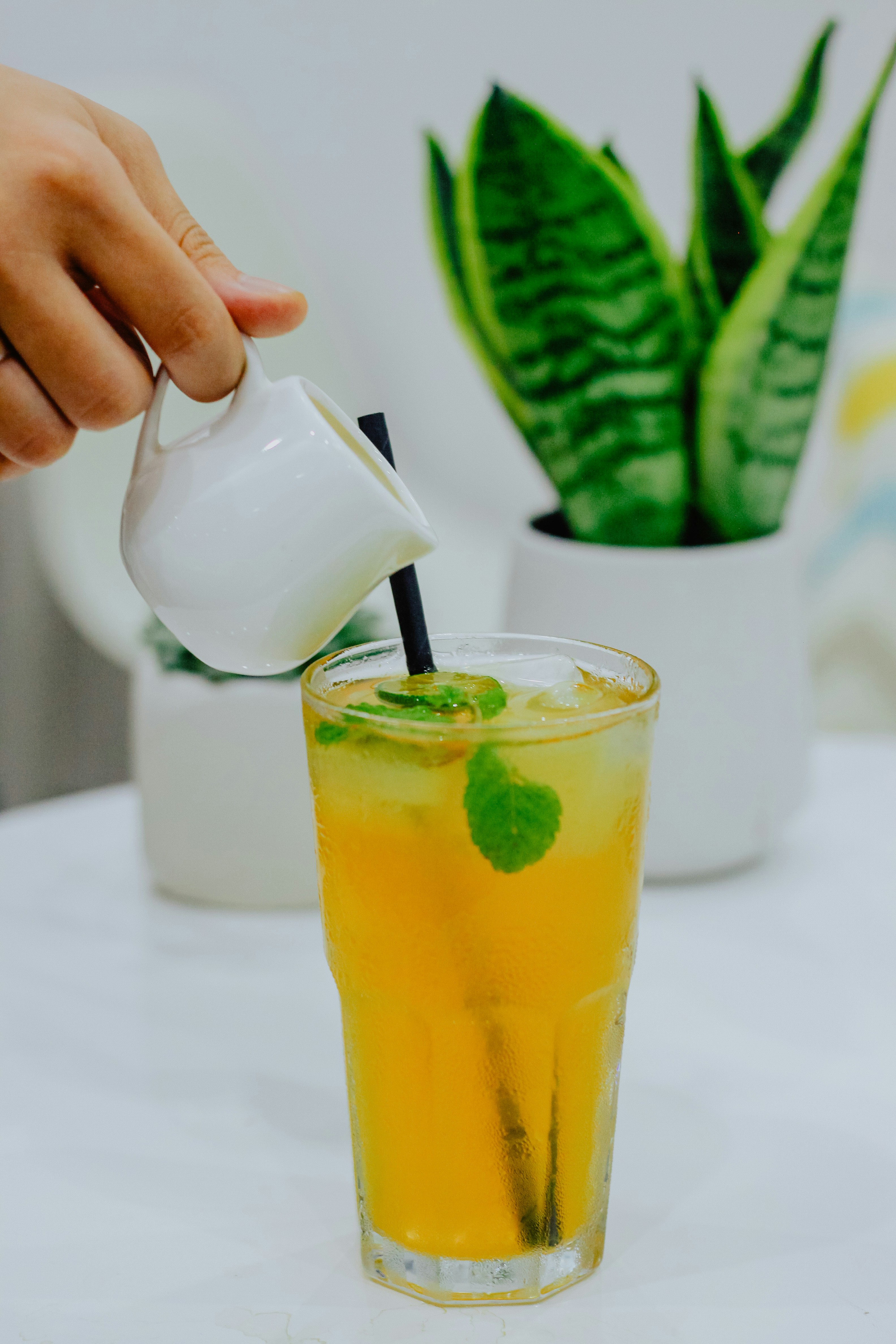 ジュースを注ぐ人