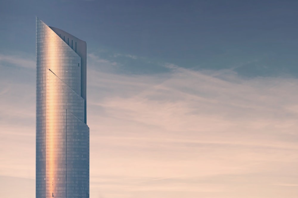 회색 고층 건물의 항공 사진