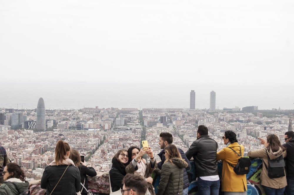 Personas de pie y mirando edificios durante el día