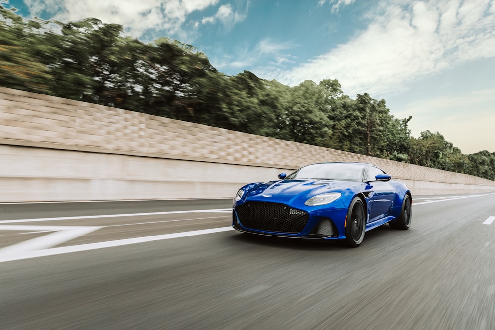 Blue sport. Спокойная медленная езда на машине. Motorsport Magazine Aston Martin buing Guide.