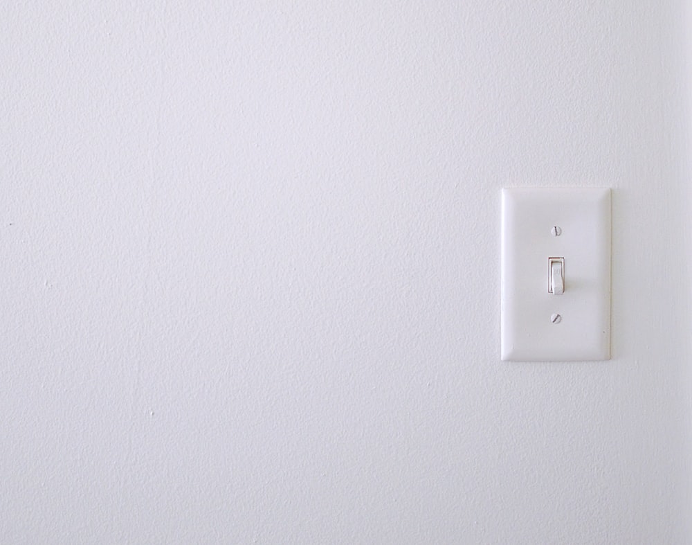 Interruptor de pared blanco