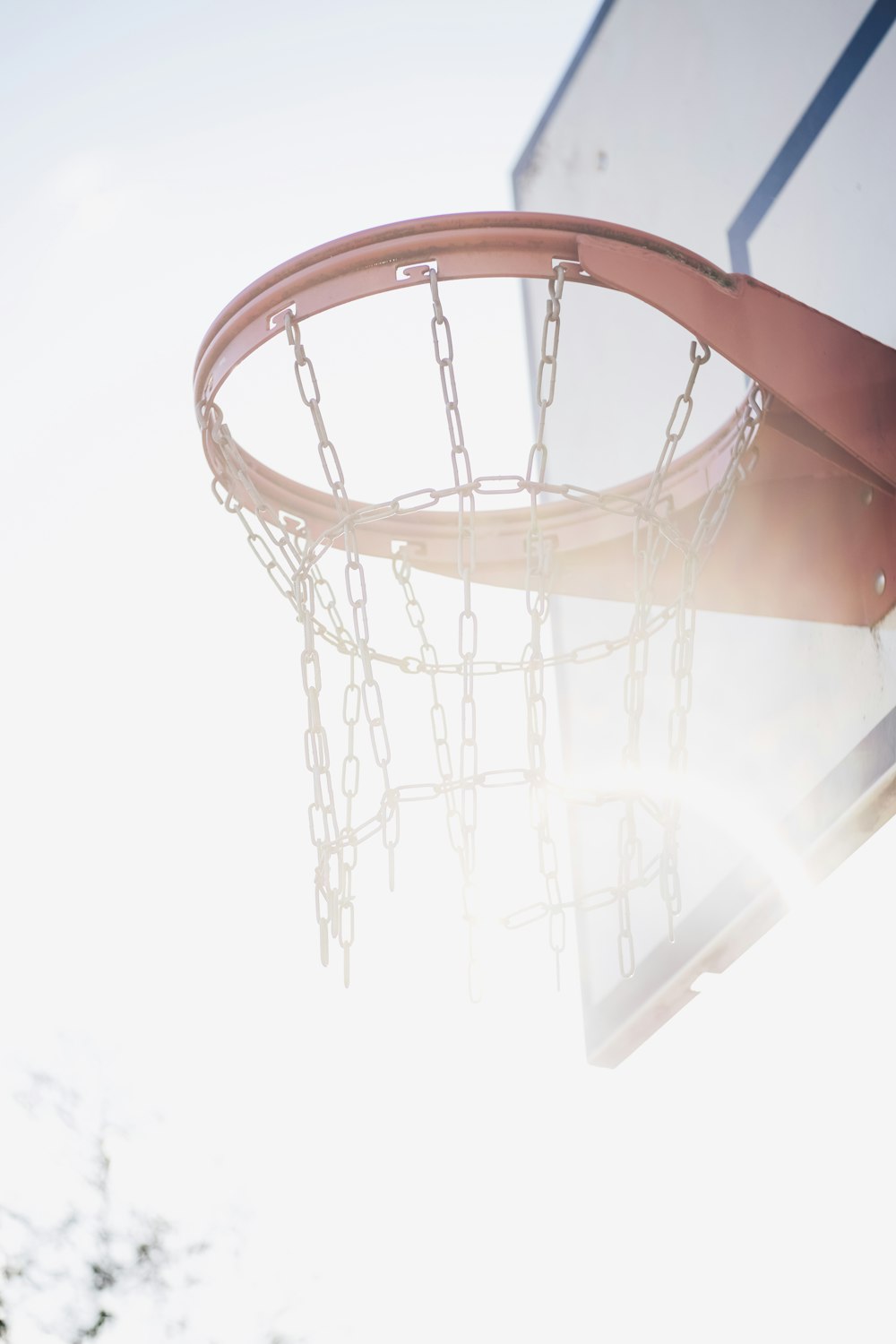 Tablero de baloncesto rojo y blanco