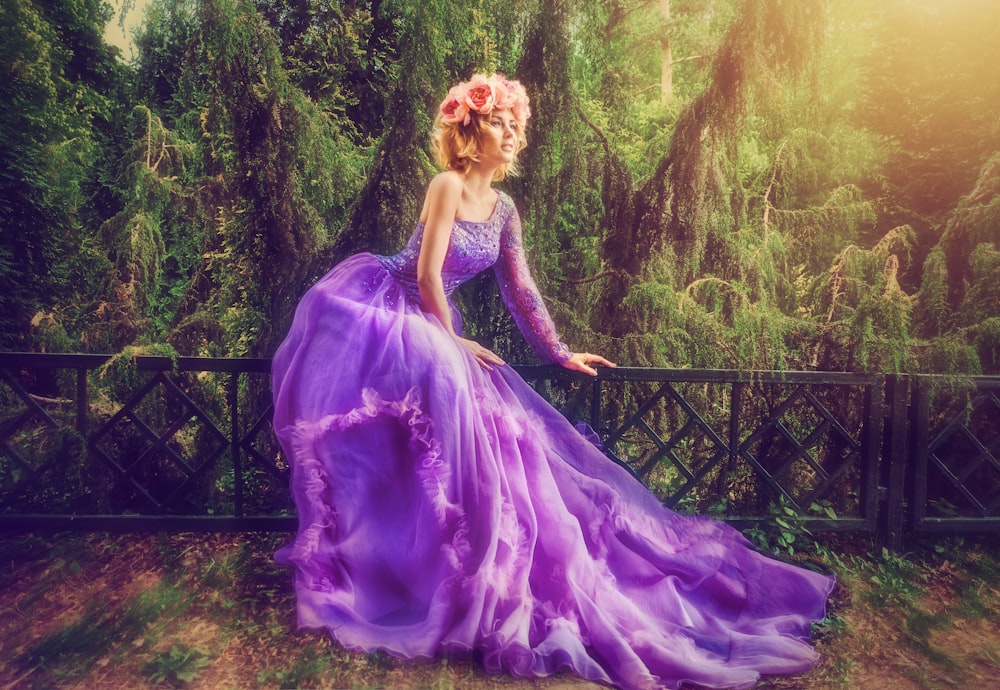 Mulher usando vestido roxo na floresta