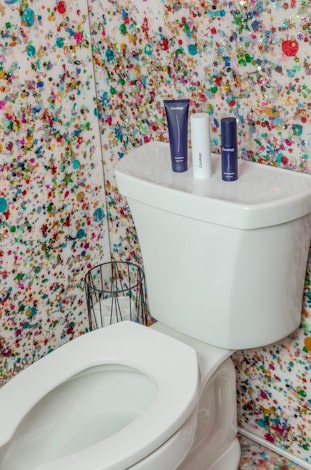 Flushing the bathroom with out a lid can result in sickness, based on researchers