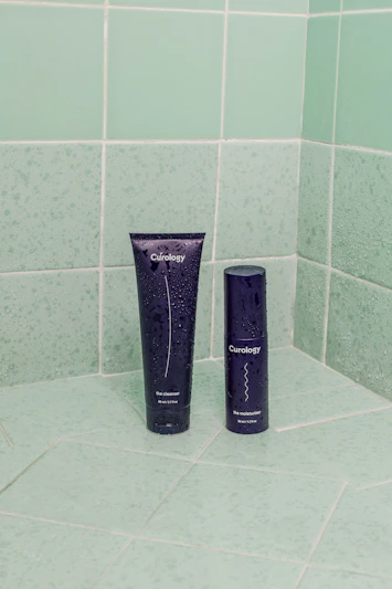 スキンケアをする男性