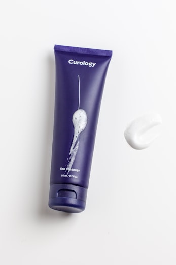 Cápsulas de suplementos naturais sobre tábua de madeira, fórmulas para vitalidade masculina