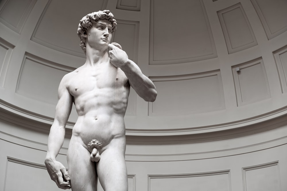 scultura uomo nudo