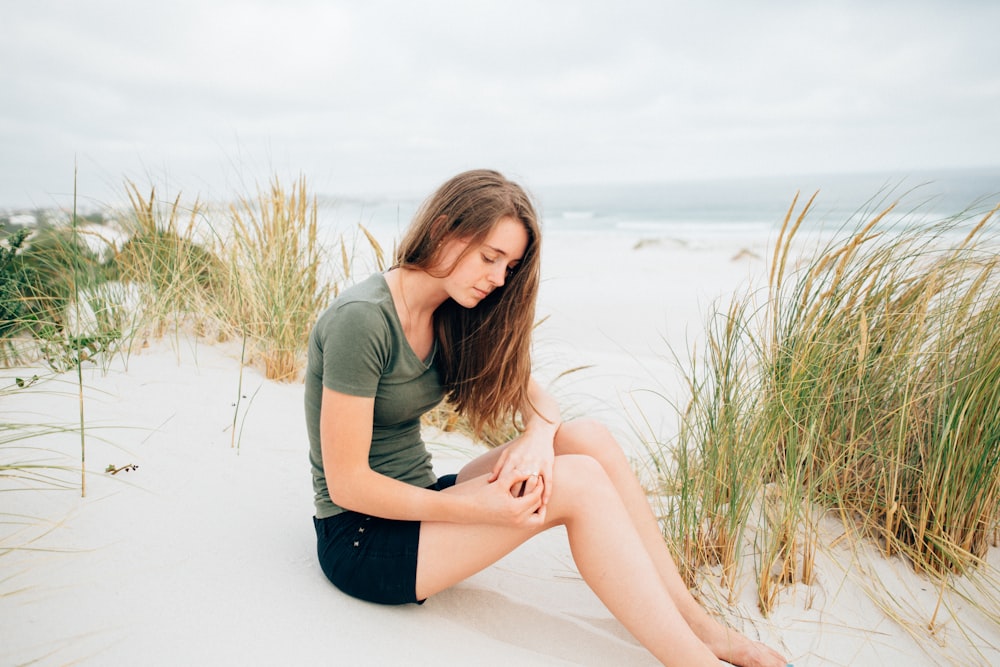 Mujer sentada en la arena
