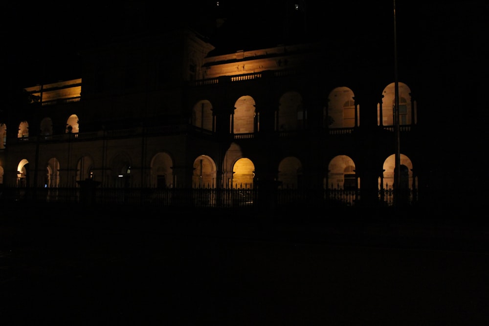 Edificio a 2 piani in cemento marrone