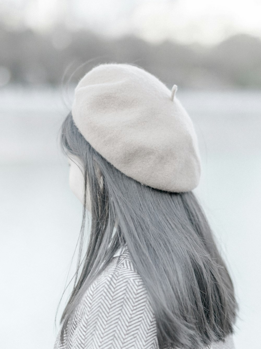 femme portant une casquette plate