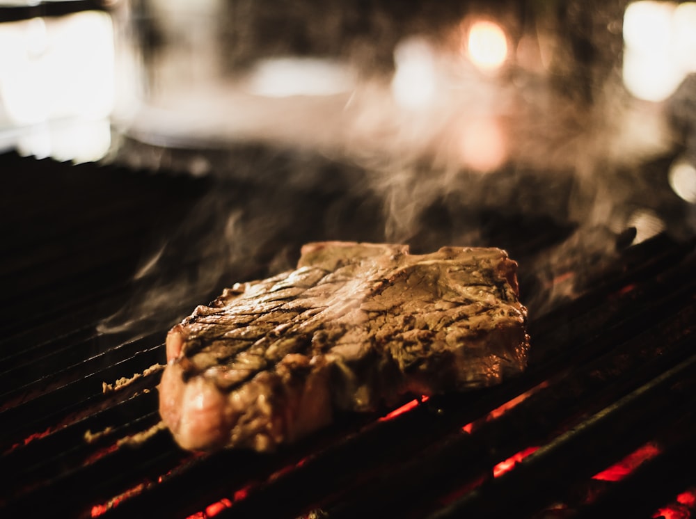 Fotografia a fuoco selettivo di carne alla griglia