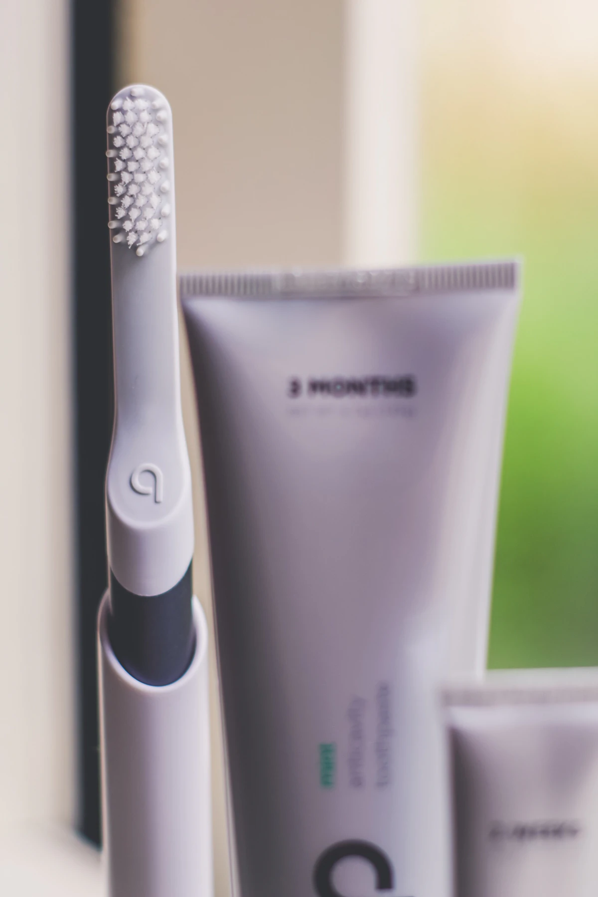 İllüstratif görsel: white toothbrush beside soft-tube