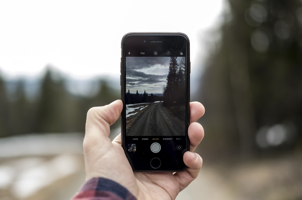 Selektive Fokusfotografie des iPhones beim Fotografieren