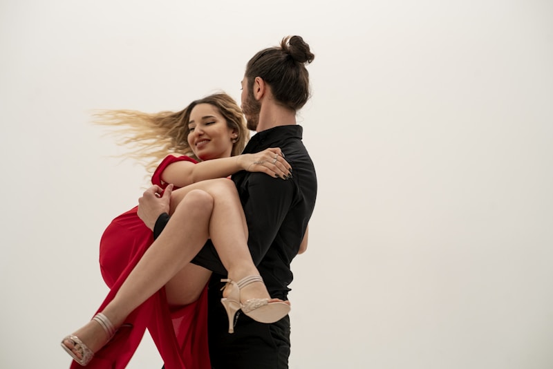 Hombre levantando a su pareja con pasión