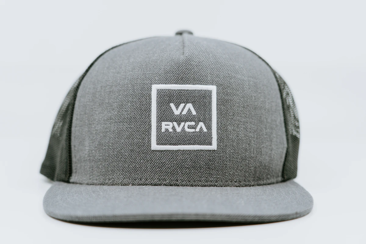 Le Brevet Cap — Charcoal — detail