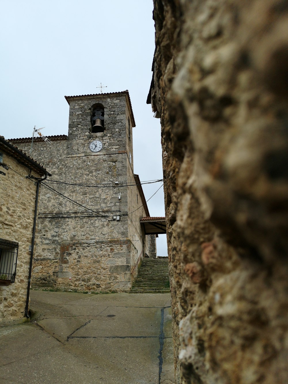 foto de baixo ângulo do edifício de tijolos