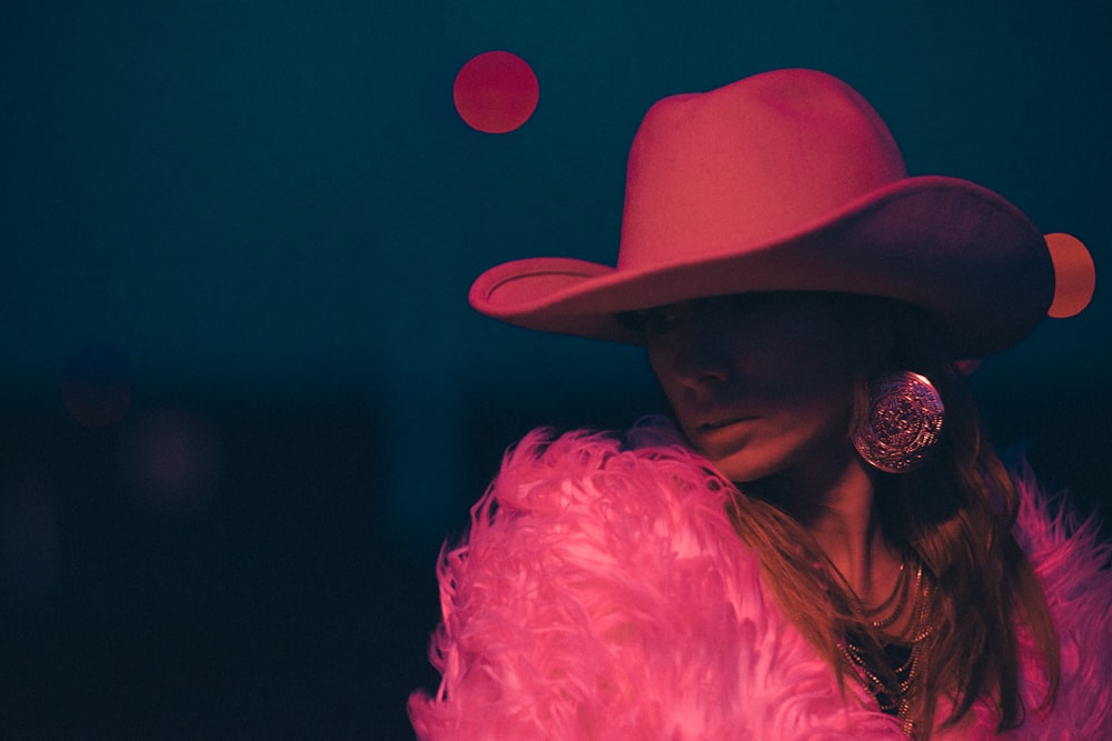 donna che indossa cappello da cowboy rosa