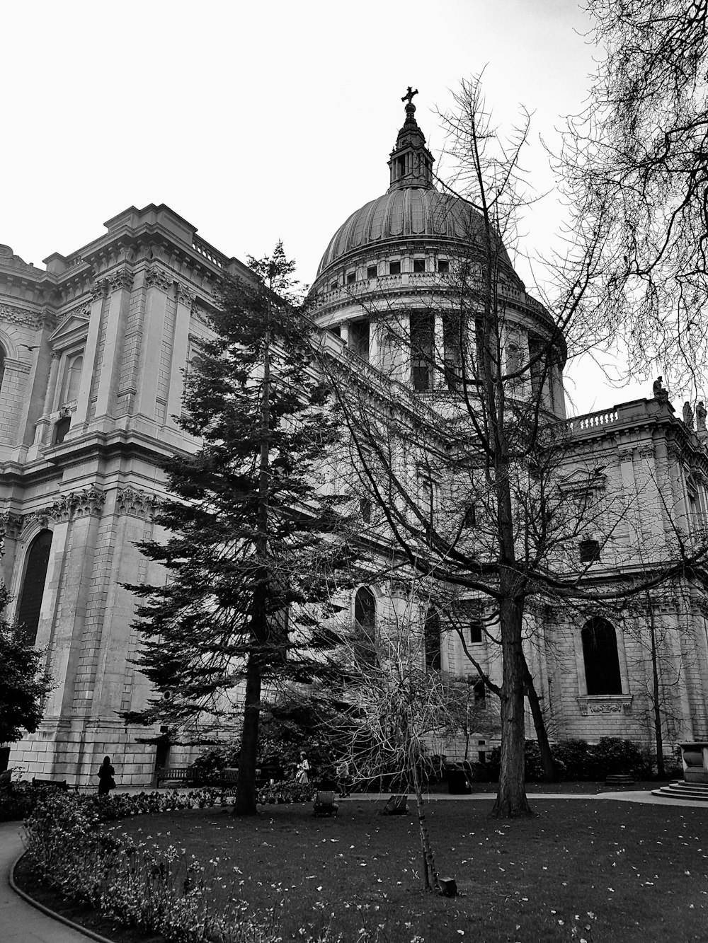 grayscale architecture photo of a church