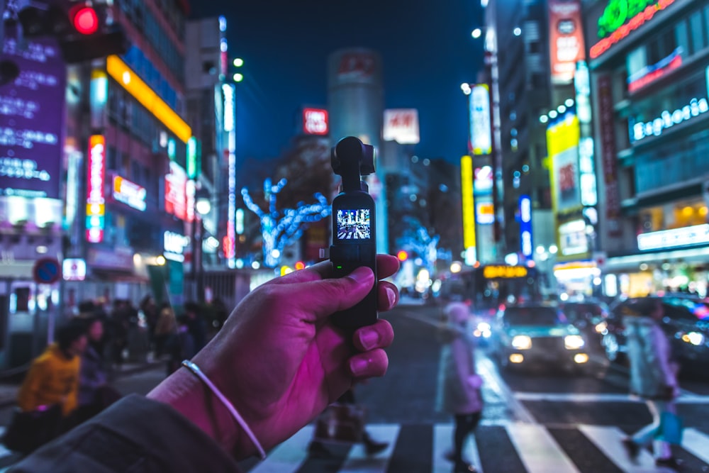 persona che scatta foto di persone che camminano attraverso il pedone