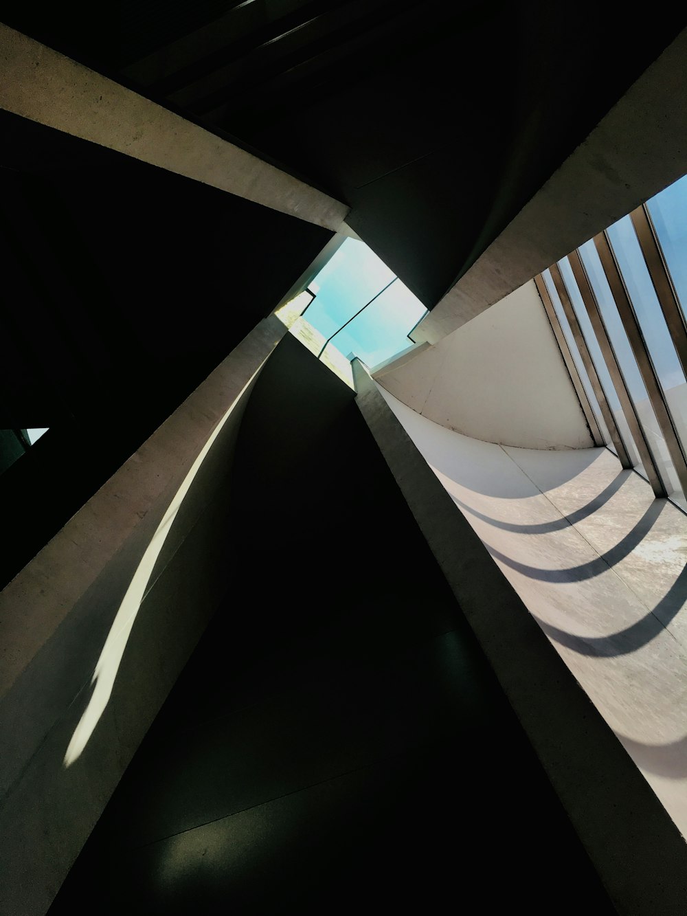 Fotografía de ángulo bajo del interior del edificio